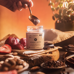 Mandlové maslo s tmavou čokoládou, jahodami a Kampotským korením (150g)